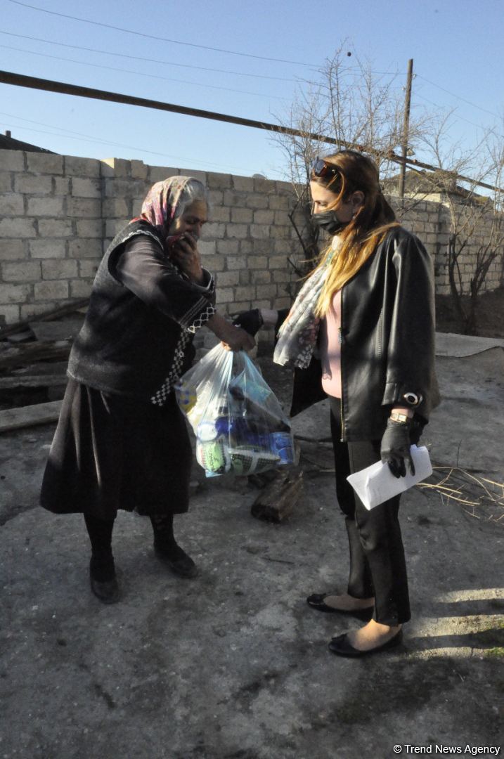 Deputat Sevil Mikayılova aztəminatlı ailələrə və tənha yaşayan şəxslərə ərzaq yardımı edib (FOTO)