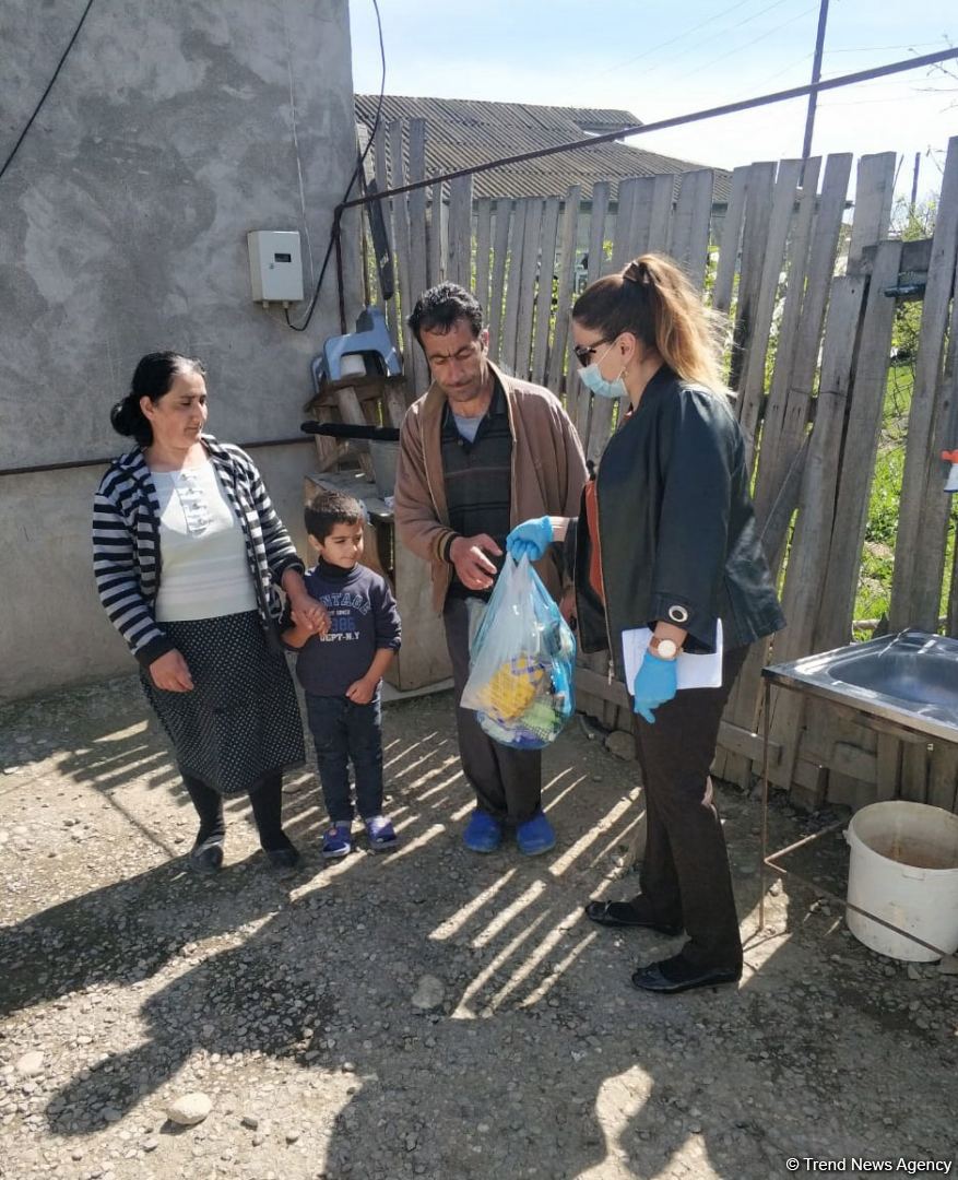 Deputat Sevil Mikayılova aztəminatlı ailələrə və tənha yaşayan şəxslərə ərzaq yardımı edib (FOTO)