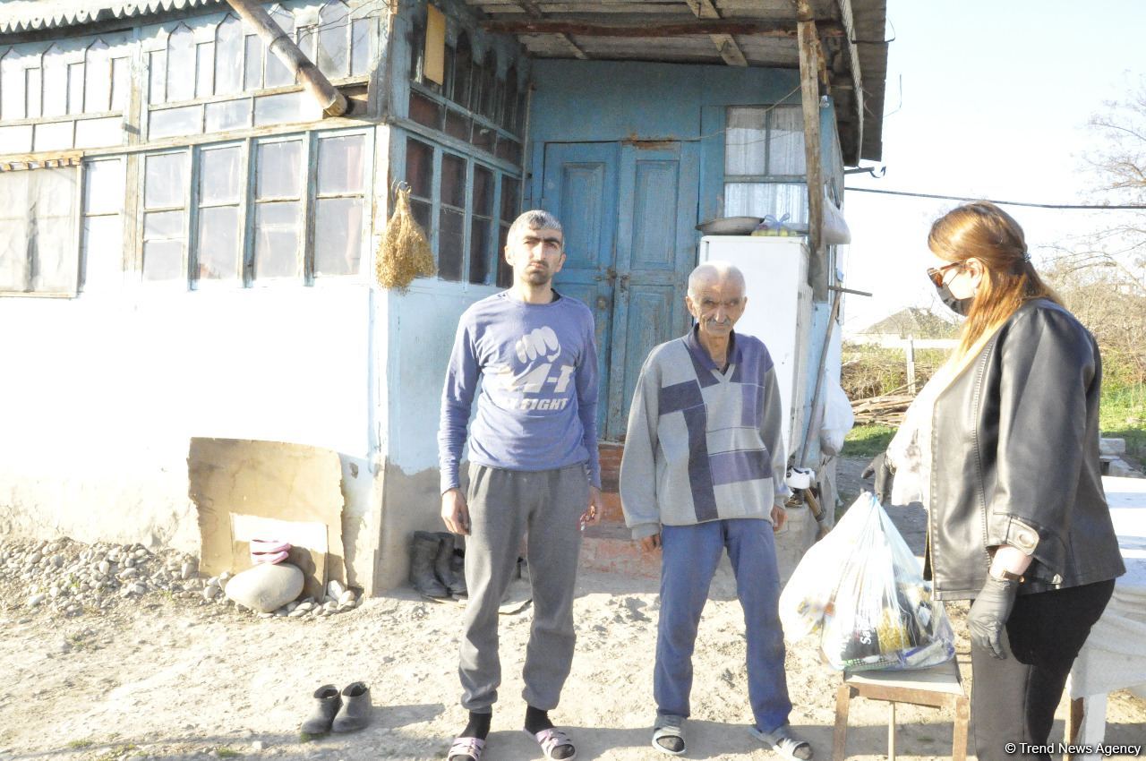 Deputat Sevil Mikayılova aztəminatlı ailələrə və tənha yaşayan şəxslərə ərzaq yardımı edib (FOTO)