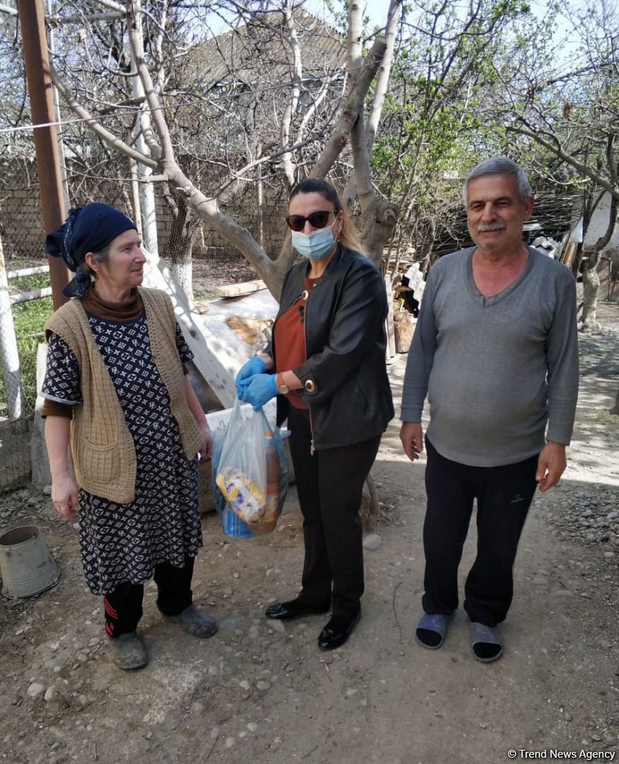 Deputat Sevil Mikayılova aztəminatlı ailələrə və tənha yaşayan şəxslərə ərzaq yardımı edib (FOTO)