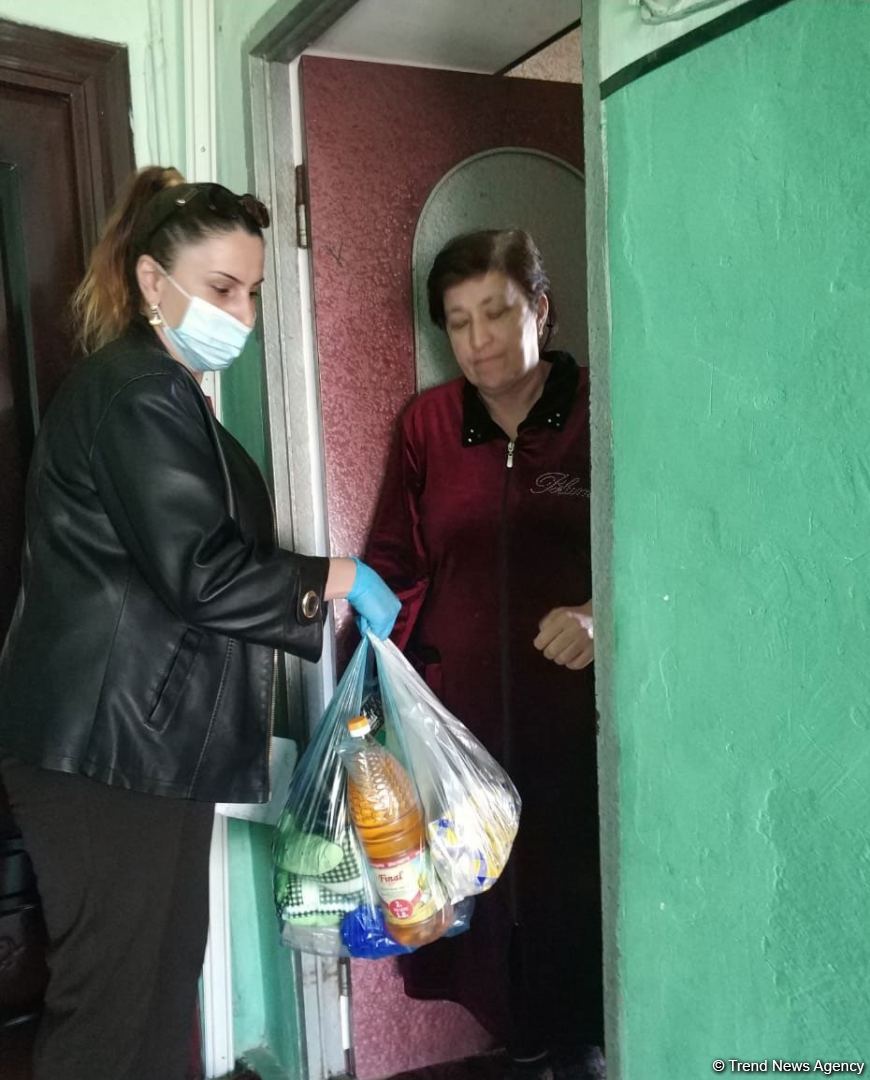 Deputat Sevil Mikayılova aztəminatlı ailələrə və tənha yaşayan şəxslərə ərzaq yardımı edib (FOTO)