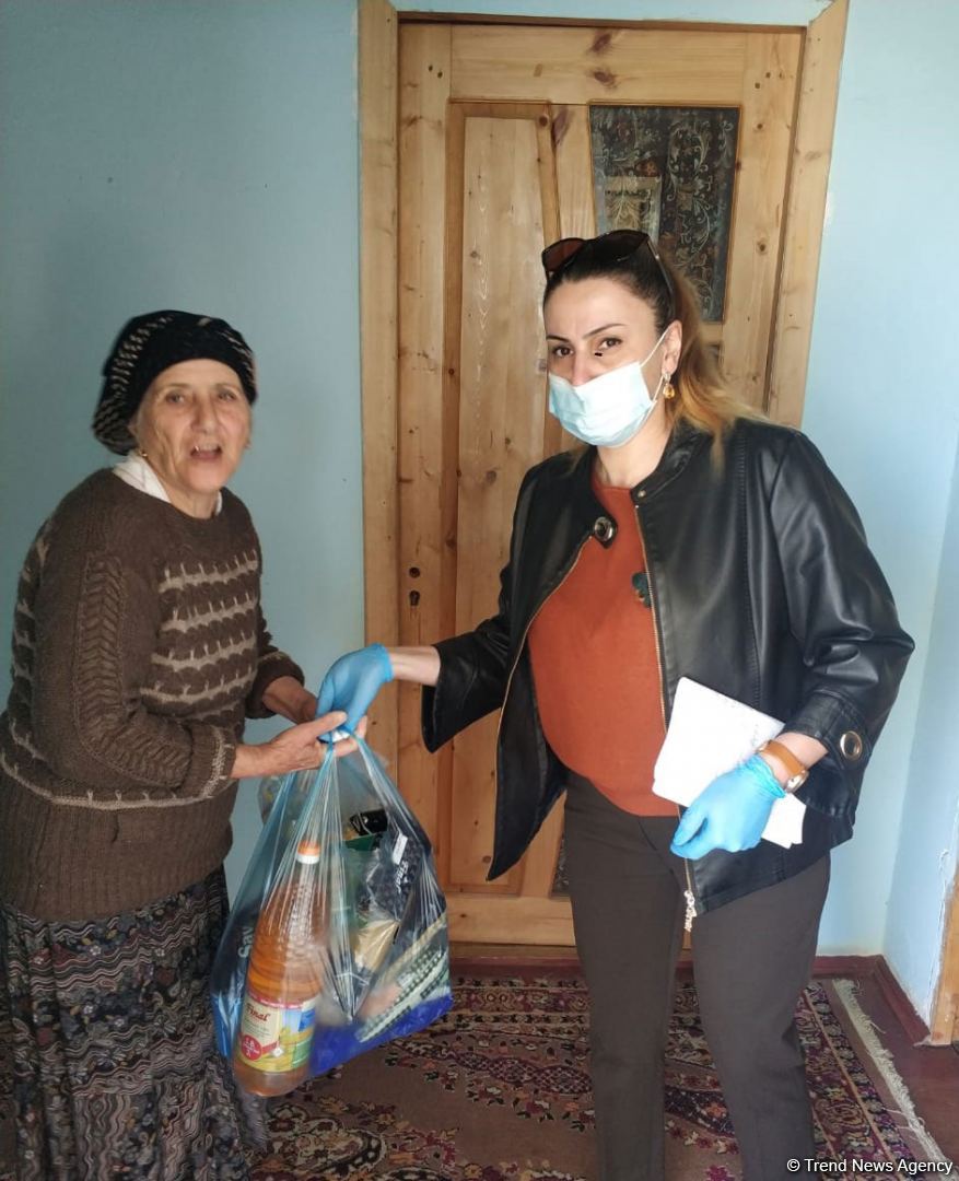 Deputat Sevil Mikayılova aztəminatlı ailələrə və tənha yaşayan şəxslərə ərzaq yardımı edib (FOTO)