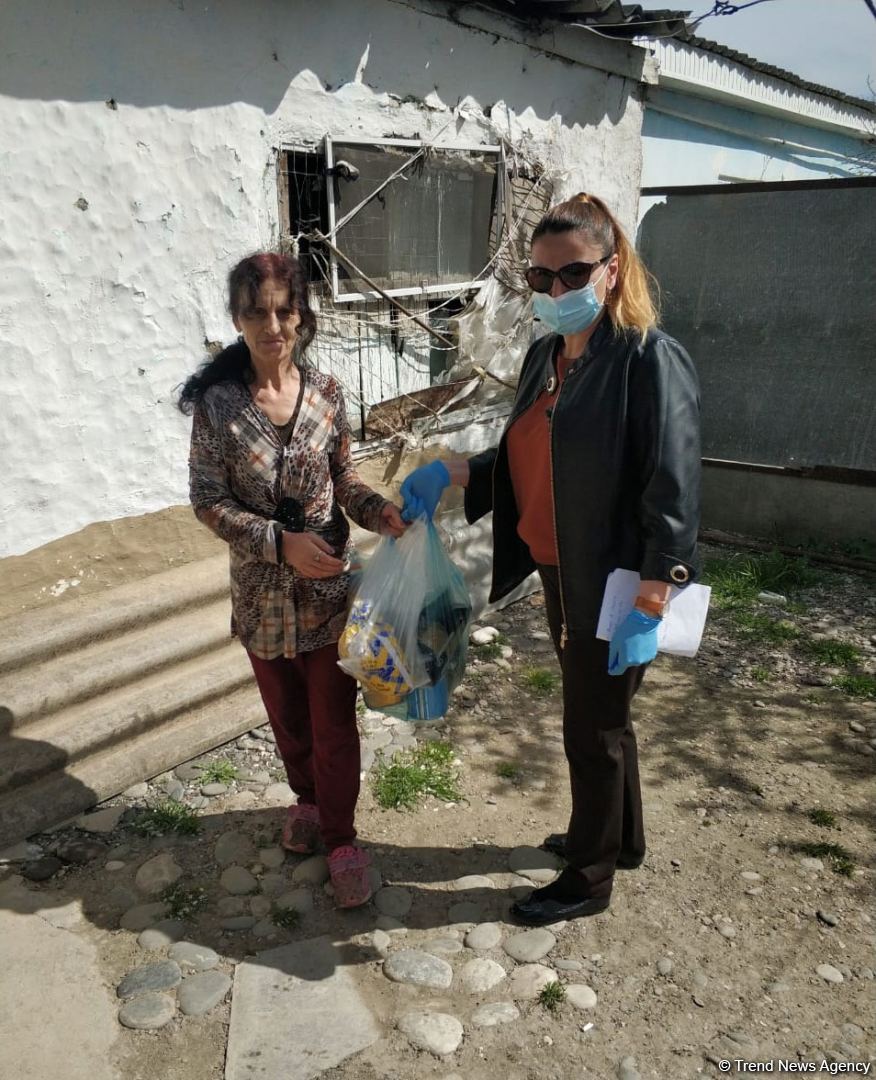 Deputat Sevil Mikayılova aztəminatlı ailələrə və tənha yaşayan şəxslərə ərzaq yardımı edib (FOTO)