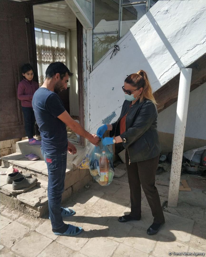 Deputat Sevil Mikayılova aztəminatlı ailələrə və tənha yaşayan şəxslərə ərzaq yardımı edib (FOTO)