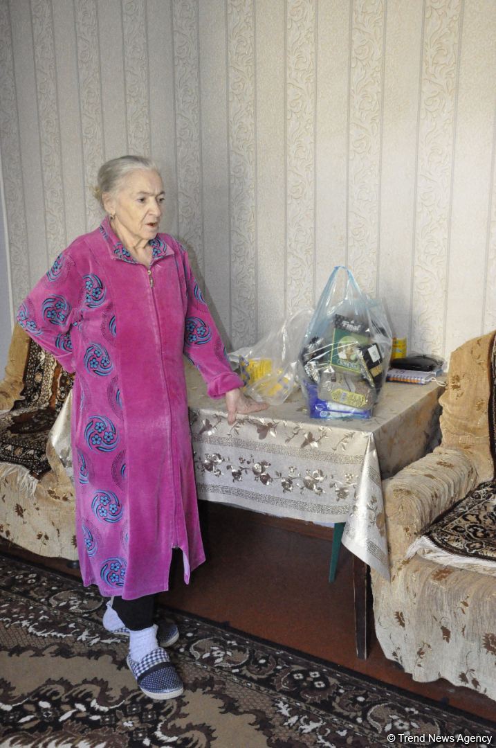 Deputat Sevil Mikayılova aztəminatlı ailələrə və tənha yaşayan şəxslərə ərzaq yardımı edib (FOTO)