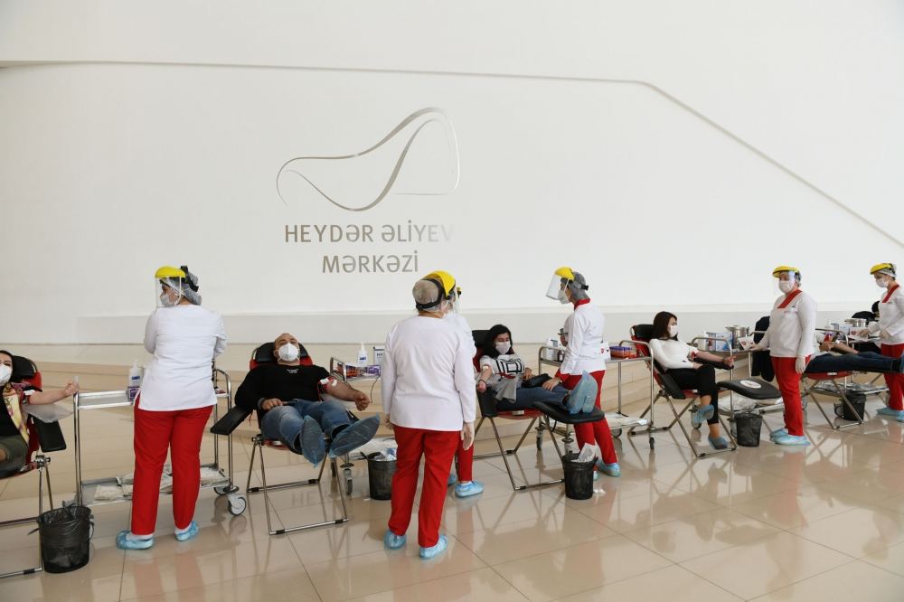 Heydər Əliyev Fondunun və Heydər Əliyev Mərkəzinin əməkdaşları qanvermə aksiyasında iştirak ediblər (FOTO)