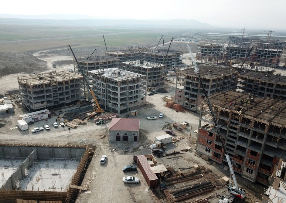 Prezident İlham Əliyev 3042 məcburi köçkün ailəsi üçün yaşayış binalarından ibarət  məhəllələrdə tikinti işlərinin gedişi ilə tanış olub (FOTO/VİDEO) (YENİLƏNİB)