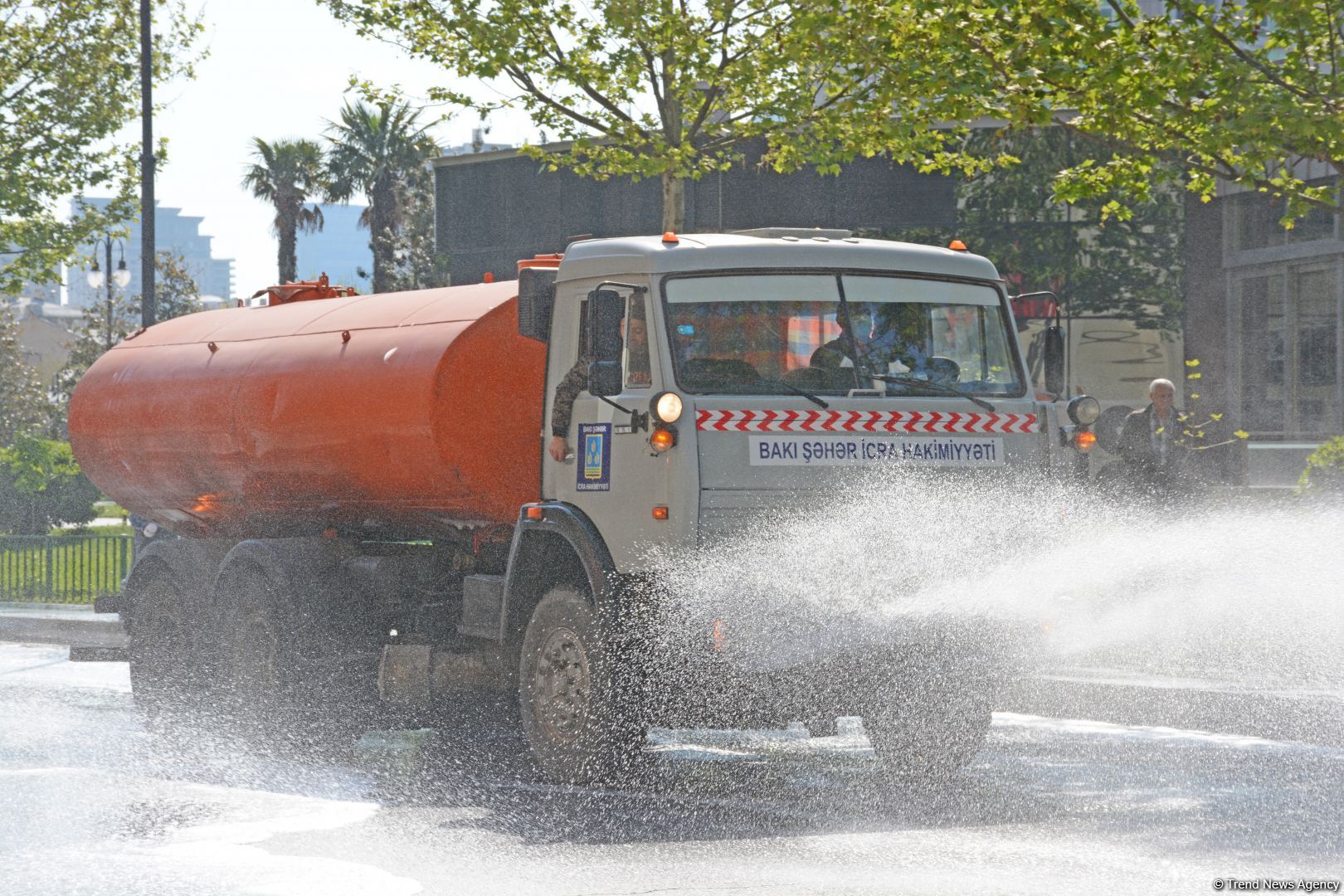 Bakının küçələri dezinfeksiya olunur (FOTOREPORTAJ)