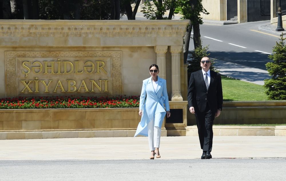 Prezident İlham Əliyev və birinci xanım Mehriban Əliyeva Böyük Vətən müharibəsində həlak olan Azərbaycan övladlarının xatirəsini ehtiramla anıblar (YENİLƏNİB) (FOTO)
