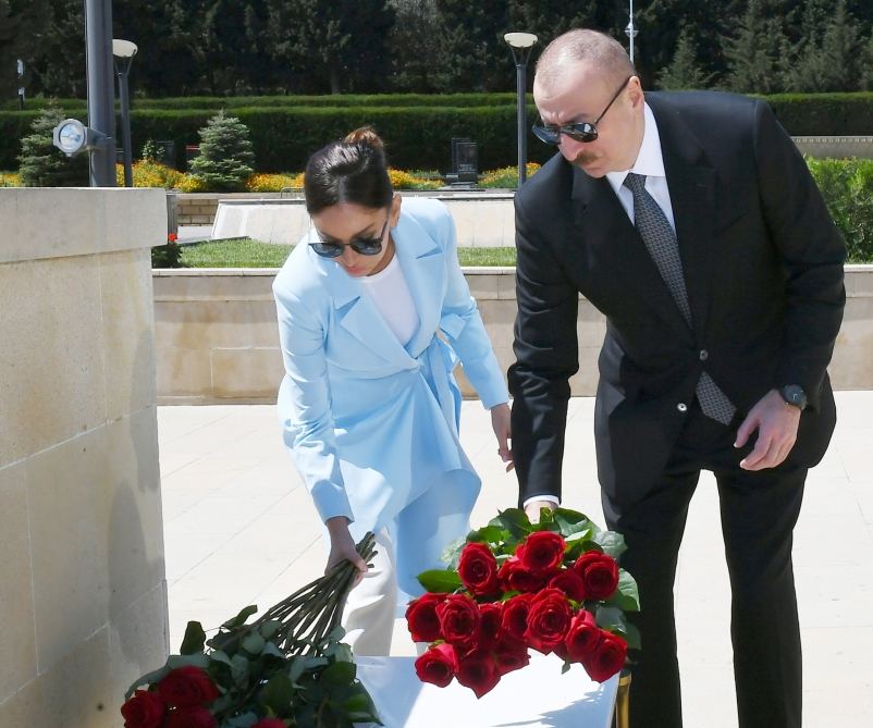 Prezident İlham Əliyev və birinci xanım Mehriban Əliyeva Böyük Vətən müharibəsində həlak olan Azərbaycan övladlarının xatirəsini ehtiramla anıblar (YENİLƏNİB) (FOTO)