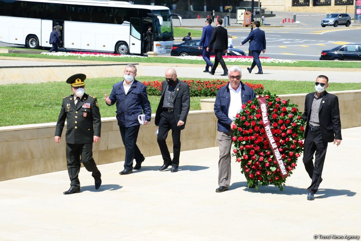 Azərbaycan ictimaiyyəti 9 May - faşizm üzərində Qələbənin 75-ci ildönümünü qeyd edir (FOTO)