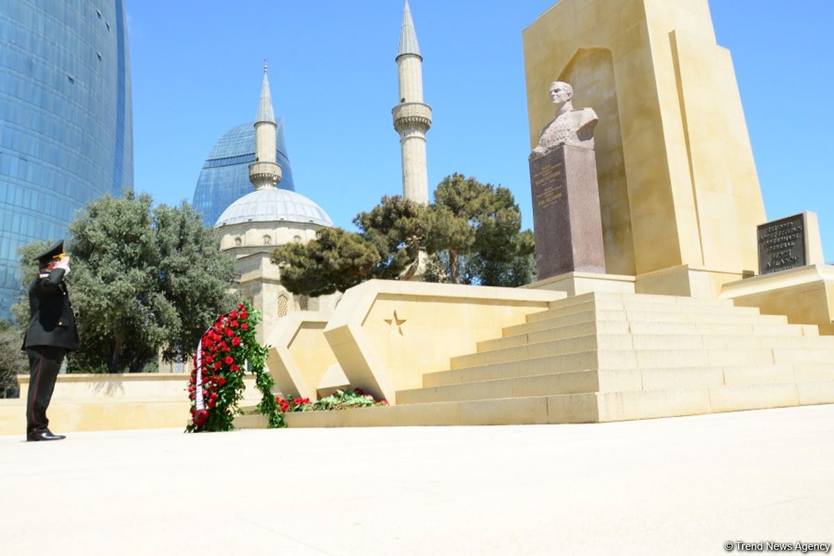 Azərbaycan ictimaiyyəti 9 May - faşizm üzərində Qələbənin 75-ci ildönümünü qeyd edir (FOTO)