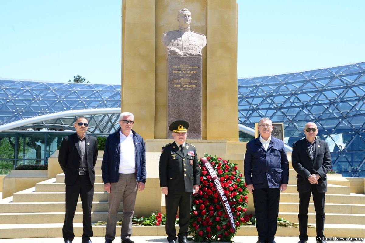 Azərbaycan ictimaiyyəti 9 May - faşizm üzərində Qələbənin 75-ci ildönümünü qeyd edir (FOTO)