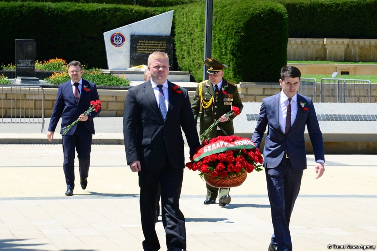 Azərbaycan ictimaiyyəti 9 May - faşizm üzərində Qələbənin 75-ci ildönümünü qeyd edir (FOTO)