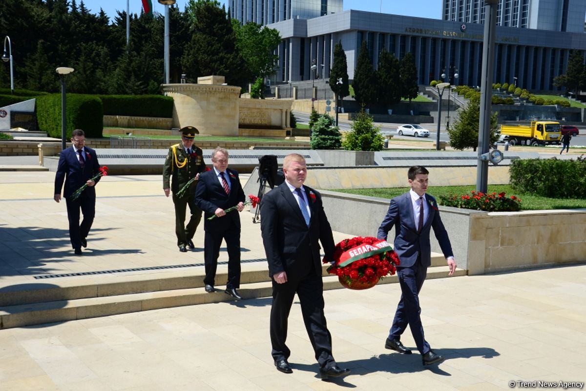 Azərbaycan ictimaiyyəti 9 May - faşizm üzərində Qələbənin 75-ci ildönümünü qeyd edir (FOTO)