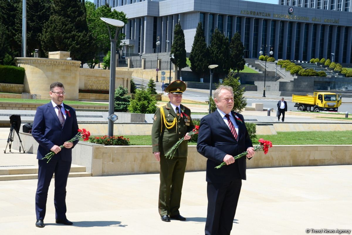 Azərbaycan ictimaiyyəti 9 May - faşizm üzərində Qələbənin 75-ci ildönümünü qeyd edir (FOTO)