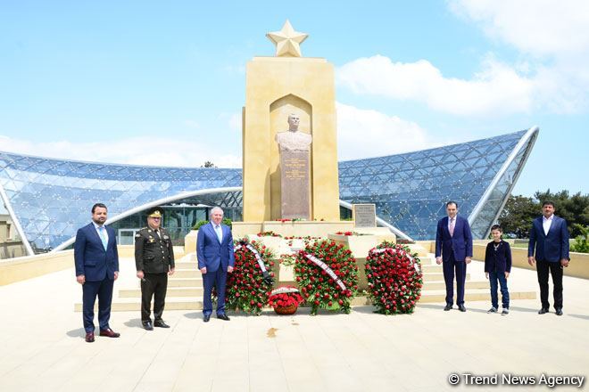 Azərbaycan ictimaiyyəti 9 May - faşizm üzərində Qələbənin 75-ci ildönümünü qeyd edir (FOTO)