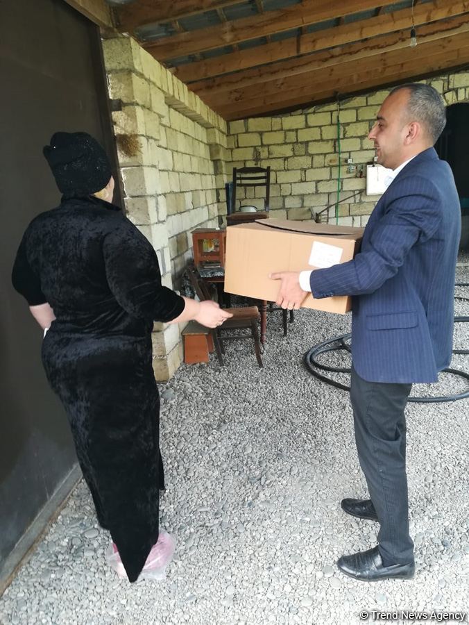 Sevil Mikayılova aztəminatlı ailələrə və tənha yaşayan şəxslərə ərzaq yardımı edib (FOTO)