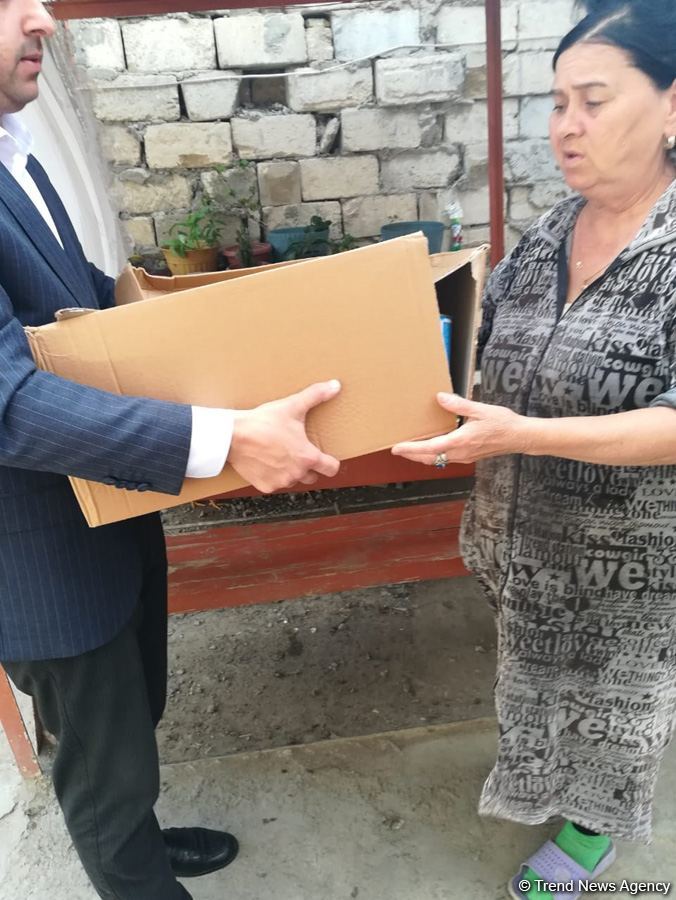 Sevil Mikayılova aztəminatlı ailələrə və tənha yaşayan şəxslərə ərzaq yardımı edib (FOTO)