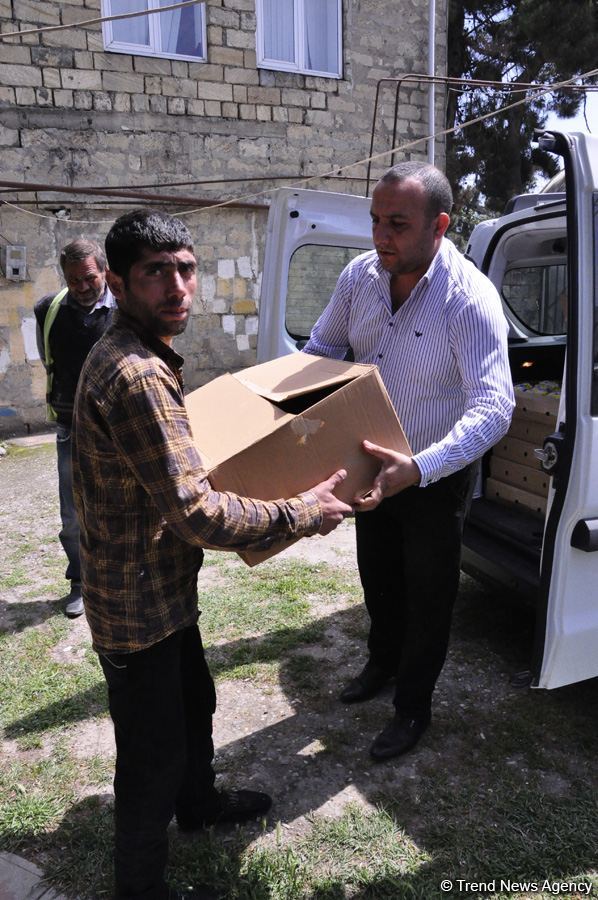 Sevil Mikayılova aztəminatlı ailələrə və tənha yaşayan şəxslərə ərzaq yardımı edib (FOTO)