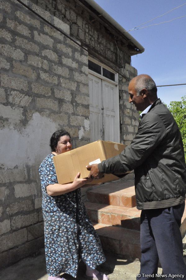Sevil Mikayılova aztəminatlı ailələrə və tənha yaşayan şəxslərə ərzaq yardımı edib (FOTO)