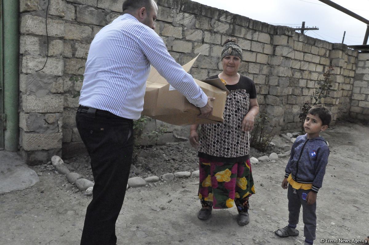 Sevil Mikayılova aztəminatlı ailələrə və tənha yaşayan şəxslərə ərzaq yardımı edib (FOTO)