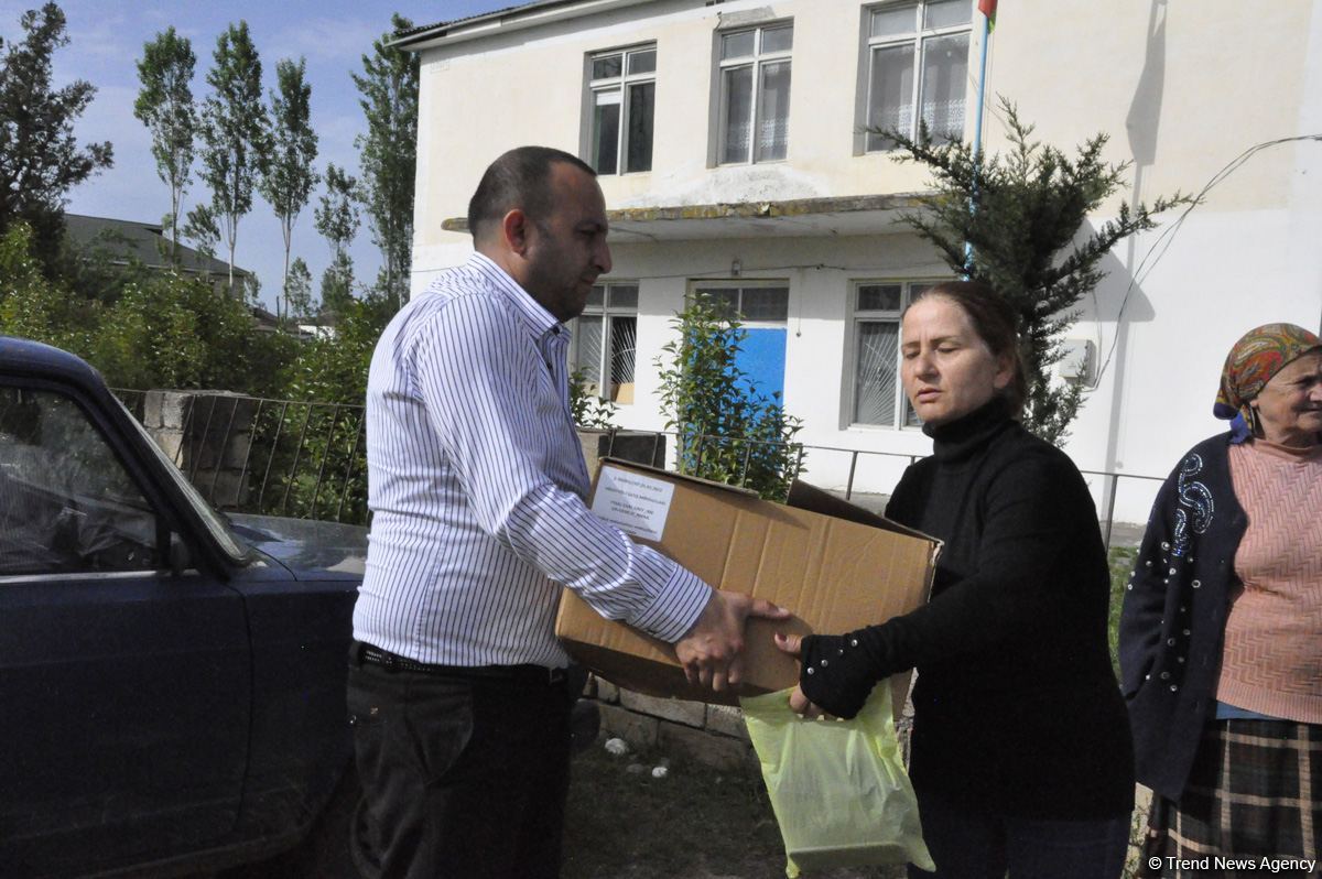 Sevil Mikayılova aztəminatlı ailələrə və tənha yaşayan şəxslərə ərzaq yardımı edib (FOTO)
