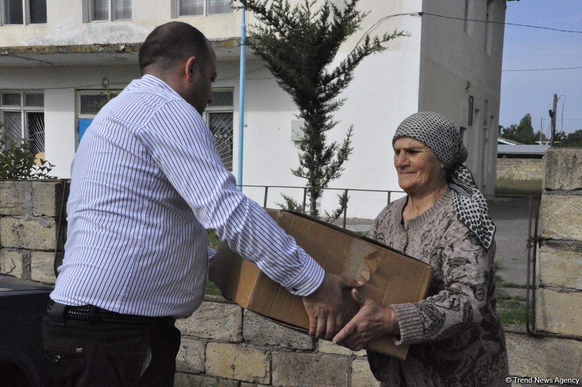 Sevil Mikayılova aztəminatlı ailələrə və tənha yaşayan şəxslərə ərzaq yardımı edib (FOTO)