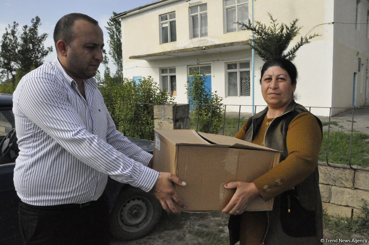 Sevil Mikayılova aztəminatlı ailələrə və tənha yaşayan şəxslərə ərzaq yardımı edib (FOTO)