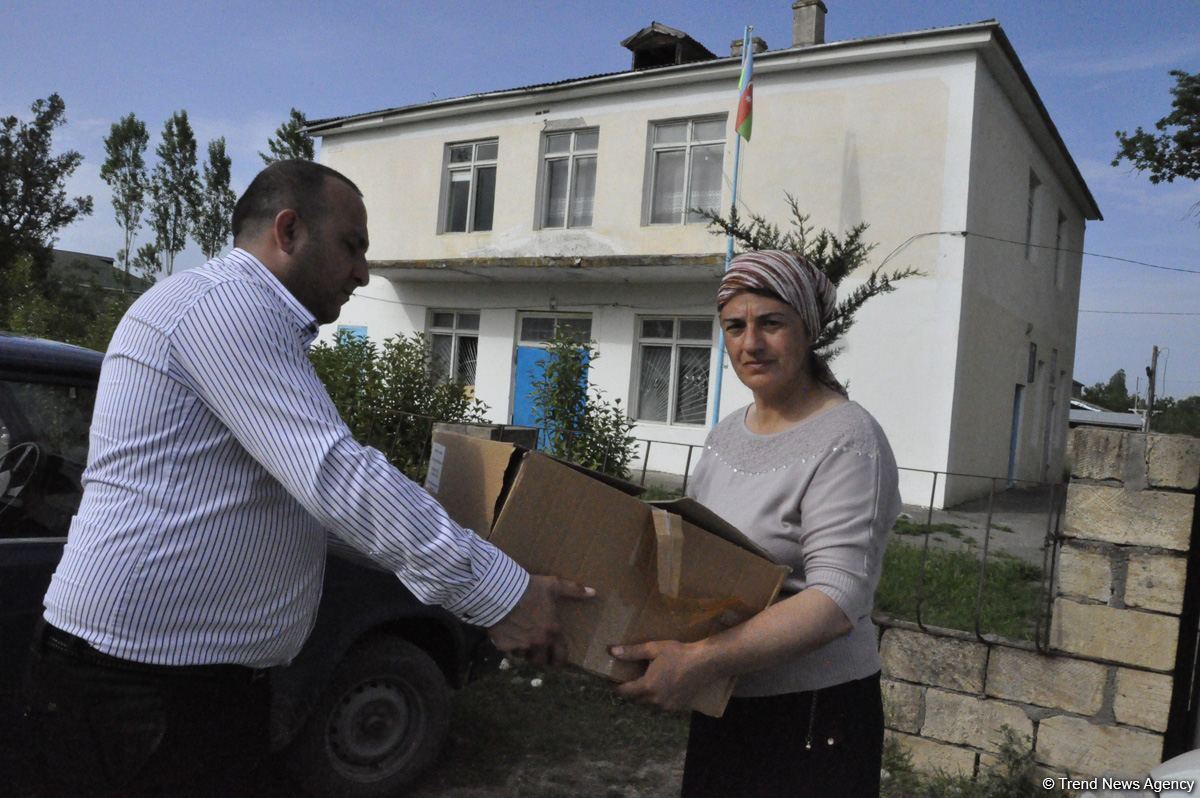 Sevil Mikayılova aztəminatlı ailələrə və tənha yaşayan şəxslərə ərzaq yardımı edib (FOTO)