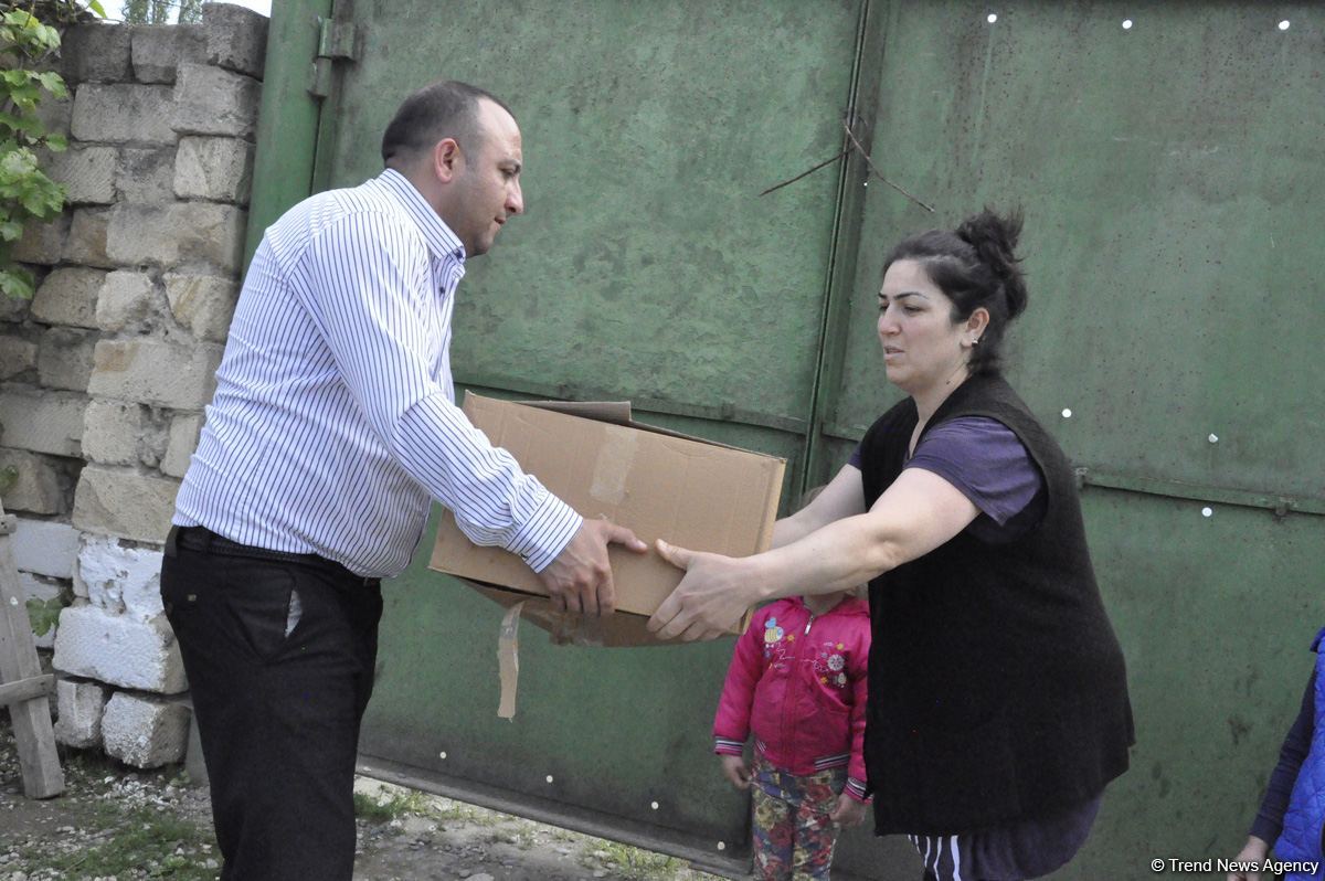 Sevil Mikayılova aztəminatlı ailələrə və tənha yaşayan şəxslərə ərzaq yardımı edib (FOTO)