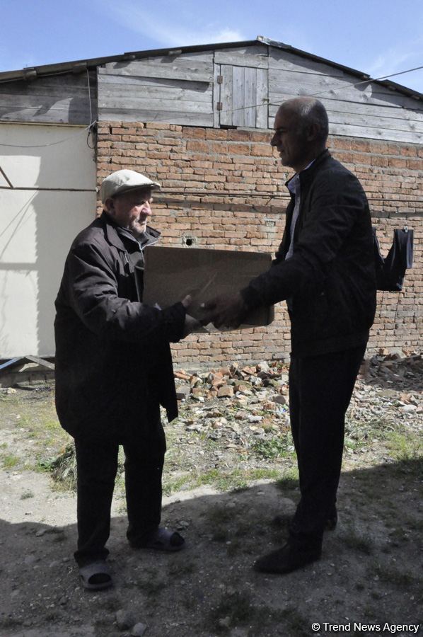 Sevil Mikayılova aztəminatlı ailələrə və tənha yaşayan şəxslərə ərzaq yardımı edib (FOTO)