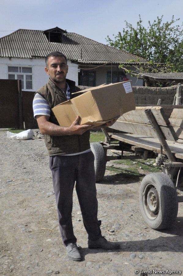 Sevil Mikayılova aztəminatlı ailələrə və tənha yaşayan şəxslərə ərzaq yardımı edib (FOTO)