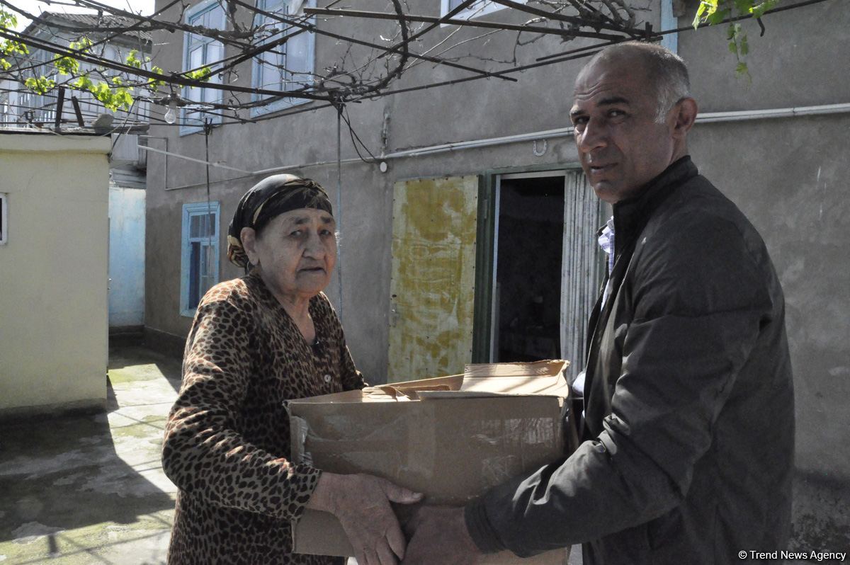 Sevil Mikayılova aztəminatlı ailələrə və tənha yaşayan şəxslərə ərzaq yardımı edib (FOTO)