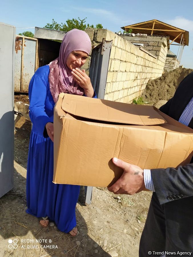 Sevil Mikayılova aztəminatlı ailələrə və tənha yaşayan şəxslərə ərzaq yardımı edib (FOTO)