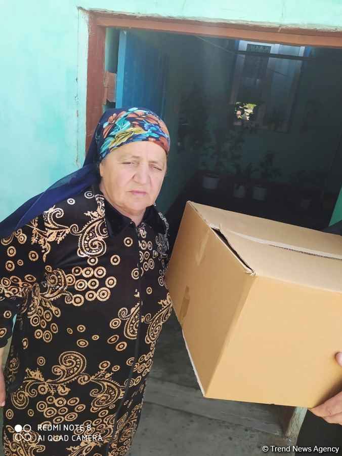 Sevil Mikayılova aztəminatlı ailələrə və tənha yaşayan şəxslərə ərzaq yardımı edib (FOTO)