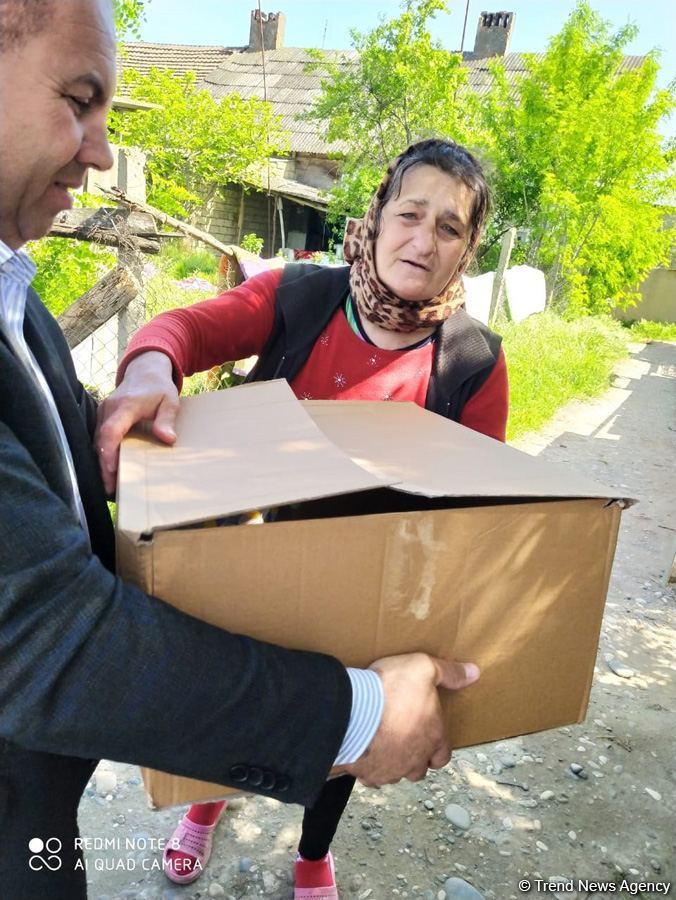 Sevil Mikayılova aztəminatlı ailələrə və tənha yaşayan şəxslərə ərzaq yardımı edib (FOTO)