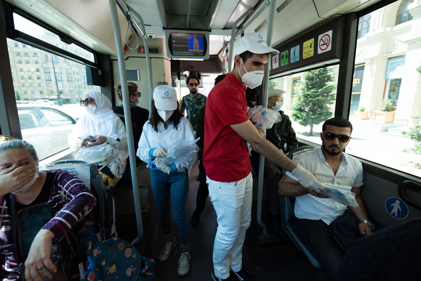 Könüllülərin kütləvi maarifləndirmə aksiyası vətəndaşlar tərəfindən rəğbətlə qarşılanır (FOTO)