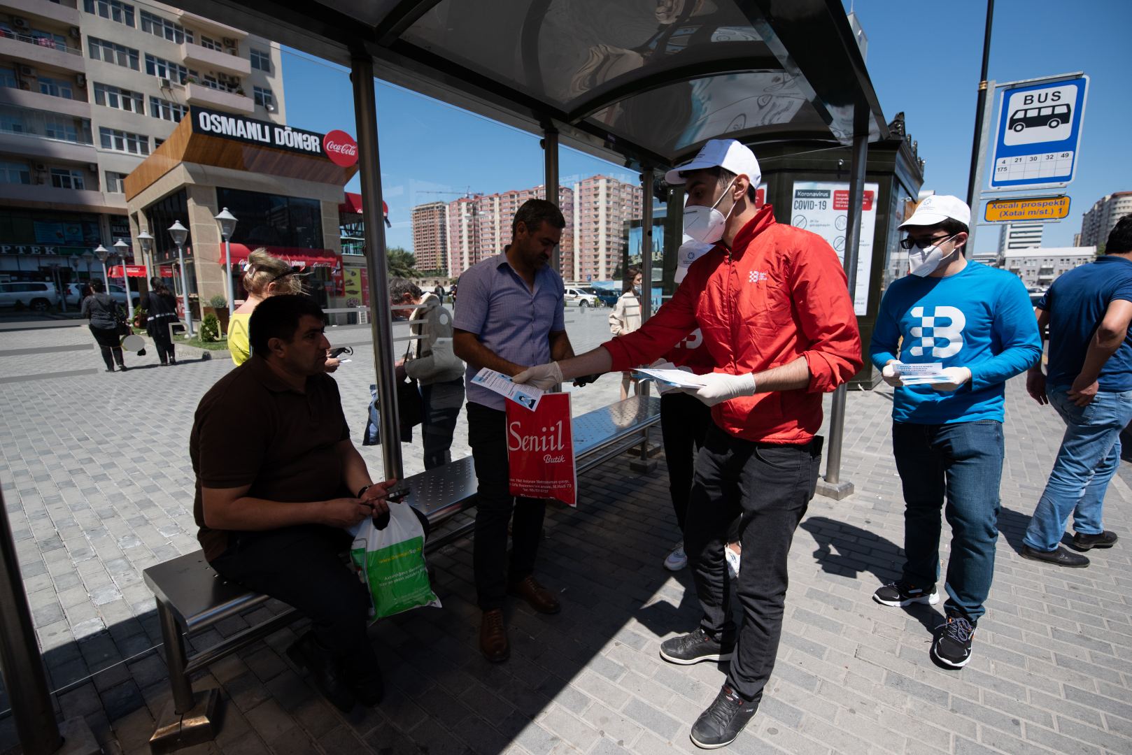 Könüllülərin kütləvi maarifləndirmə aksiyası vətəndaşlar tərəfindən rəğbətlə qarşılanır (FOTO)