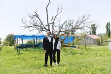 Prezident İlham Əliyev və birinci xanım Mehriban Əliyeva Şamaxıda Pir Ömər Sultan ziyarətgahında bərpa-konservasiya işləri ilə tanış olublar (FOTO/VİDEO) (YENİLƏNİB)