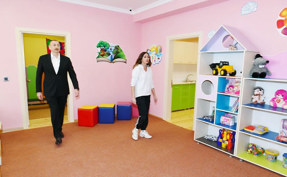 Prezident İlham Əliyev və birinci xanım Mehriban Əliyeva Heydər Əliyev Fondunun təşəbbüsü ilə Şamaxıda inşa olunan körpələr-evi uşaq bağçasının açılışında iştirak ediblər (FOTO/VİDEO) (YENİLƏNİB)