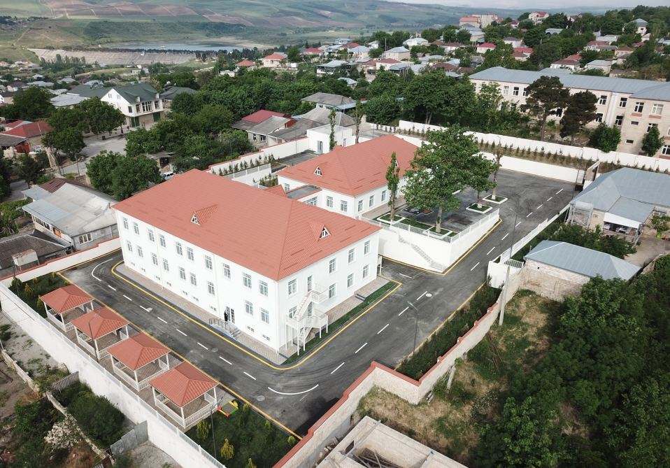 Prezident İlham Əliyev və birinci xanım Mehriban Əliyeva Heydər Əliyev Fondunun təşəbbüsü ilə Şamaxıda inşa olunan körpələr-evi uşaq bağçasının açılışında iştirak ediblər (FOTO/VİDEO) (YENİLƏNİB)