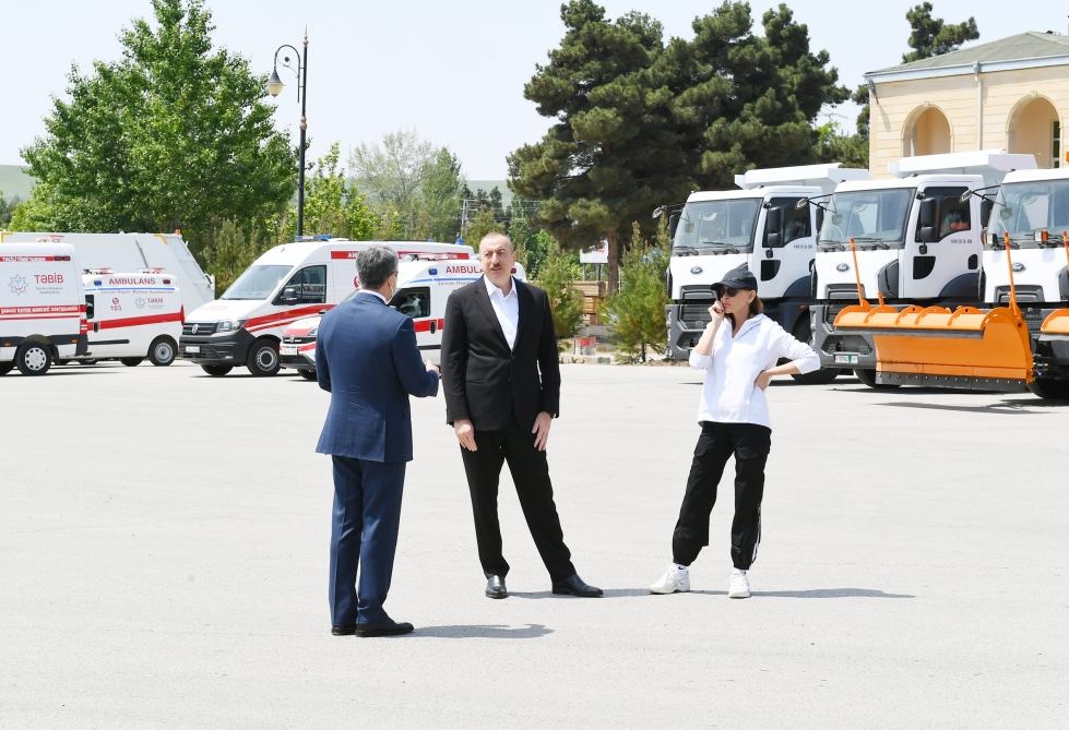 Prezident İlham Əliyev və birinci xanım Mehriban Əliyeva Şamaxıya ayrılan nəqliyyat vasitələri və xüsusi texnikalarla tanış olublar (FOTO/VİDEO) (YENİLƏNİB)