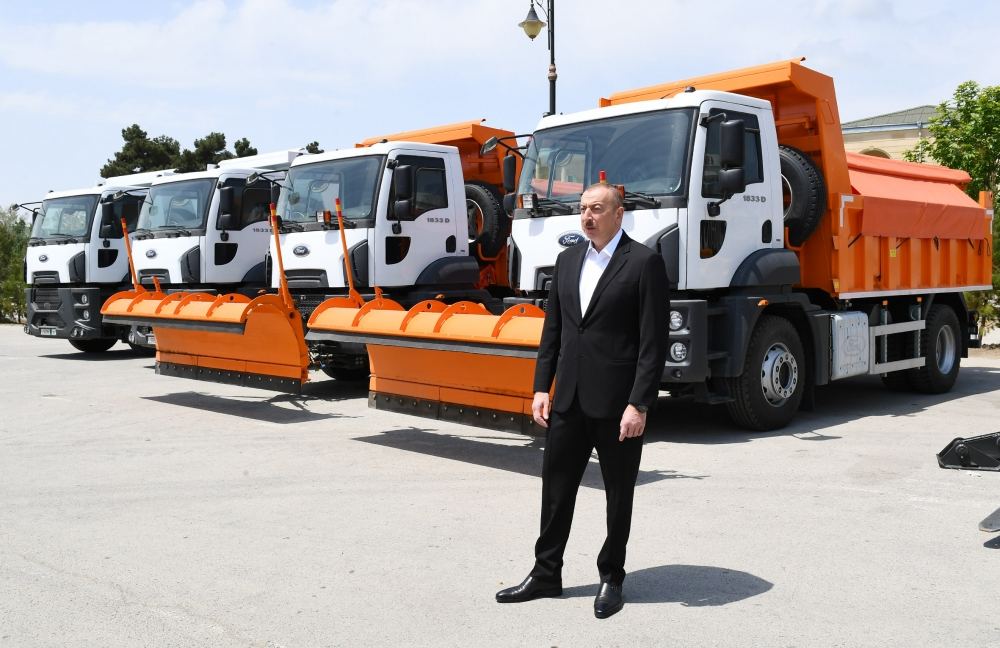 Prezident İlham Əliyev və birinci xanım Mehriban Əliyeva Şamaxıya ayrılan nəqliyyat vasitələri və xüsusi texnikalarla tanış olublar (FOTO/VİDEO) (YENİLƏNİB)