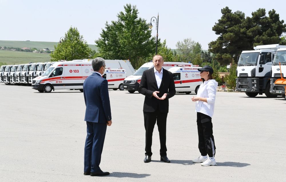 Prezident İlham Əliyev və birinci xanım Mehriban Əliyeva Şamaxıya ayrılan nəqliyyat vasitələri və xüsusi texnikalarla tanış olublar (FOTO/VİDEO) (YENİLƏNİB)