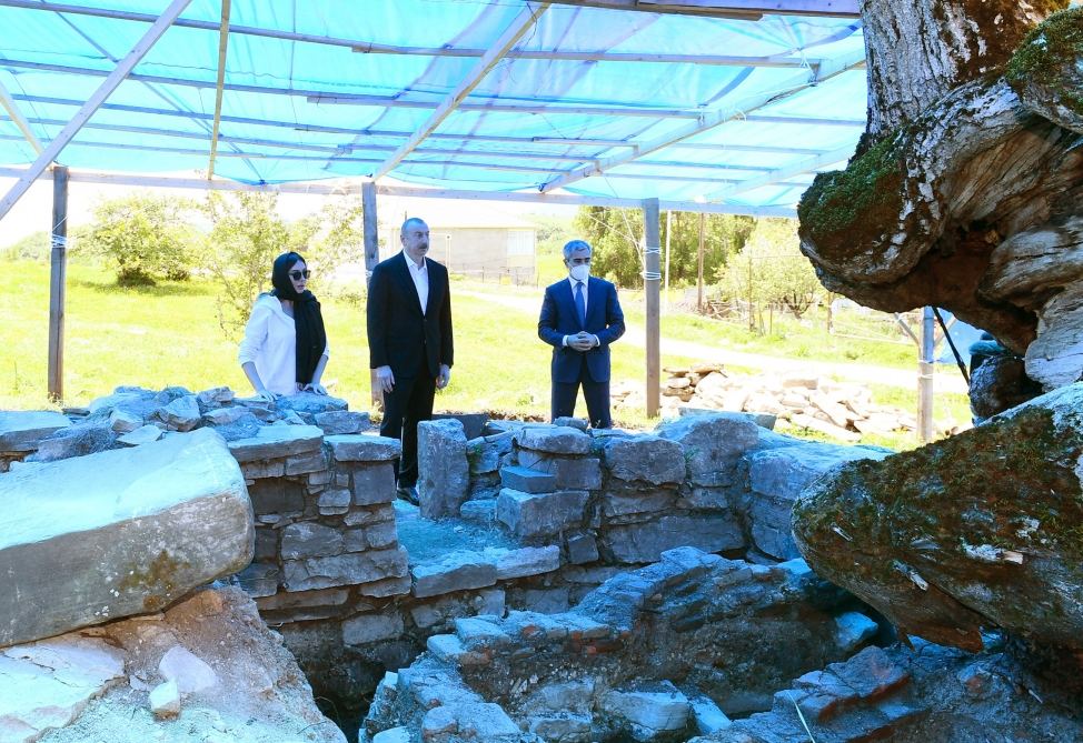 Prezident İlham Əliyev və birinci xanım Mehriban Əliyeva Şamaxıda Pir Ömər Sultan ziyarətgahında bərpa-konservasiya işləri ilə tanış olublar (FOTO/VİDEO) (YENİLƏNİB)