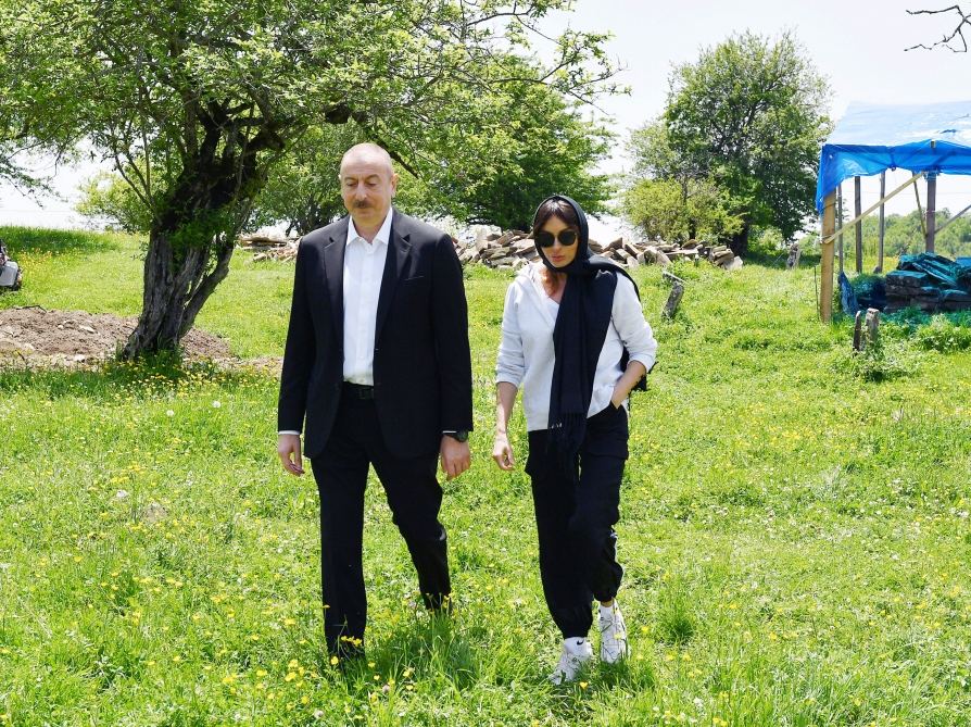 Prezident İlham Əliyev və birinci xanım Mehriban Əliyeva Şamaxıda Pir Ömər Sultan ziyarətgahında bərpa-konservasiya işləri ilə tanış olublar (FOTO/VİDEO) (YENİLƏNİB)