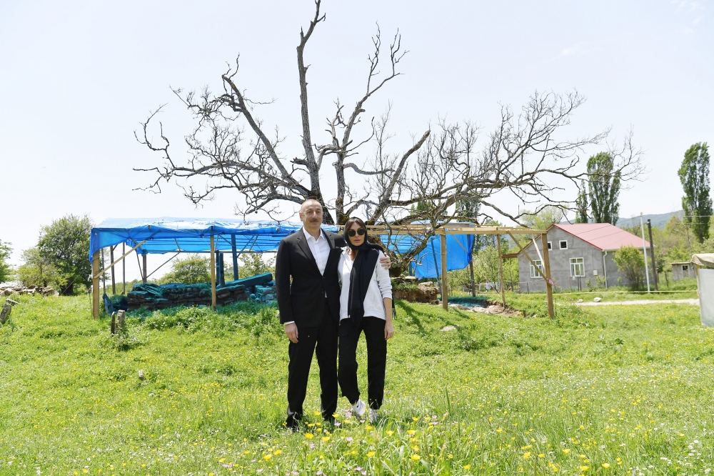 Prezident İlham Əliyev və birinci xanım Mehriban Əliyeva Şamaxıda Pir Ömər Sultan ziyarətgahında bərpa-konservasiya işləri ilə tanış olublar (FOTO/VİDEO) (YENİLƏNİB)