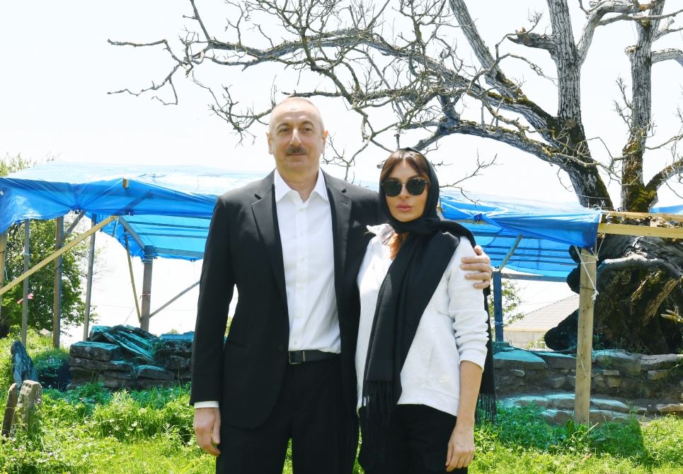 Prezident İlham Əliyev və birinci xanım Mehriban Əliyeva Şamaxıda Pir Ömər Sultan ziyarətgahında bərpa-konservasiya işləri ilə tanış olublar (FOTO/VİDEO) (YENİLƏNİB)