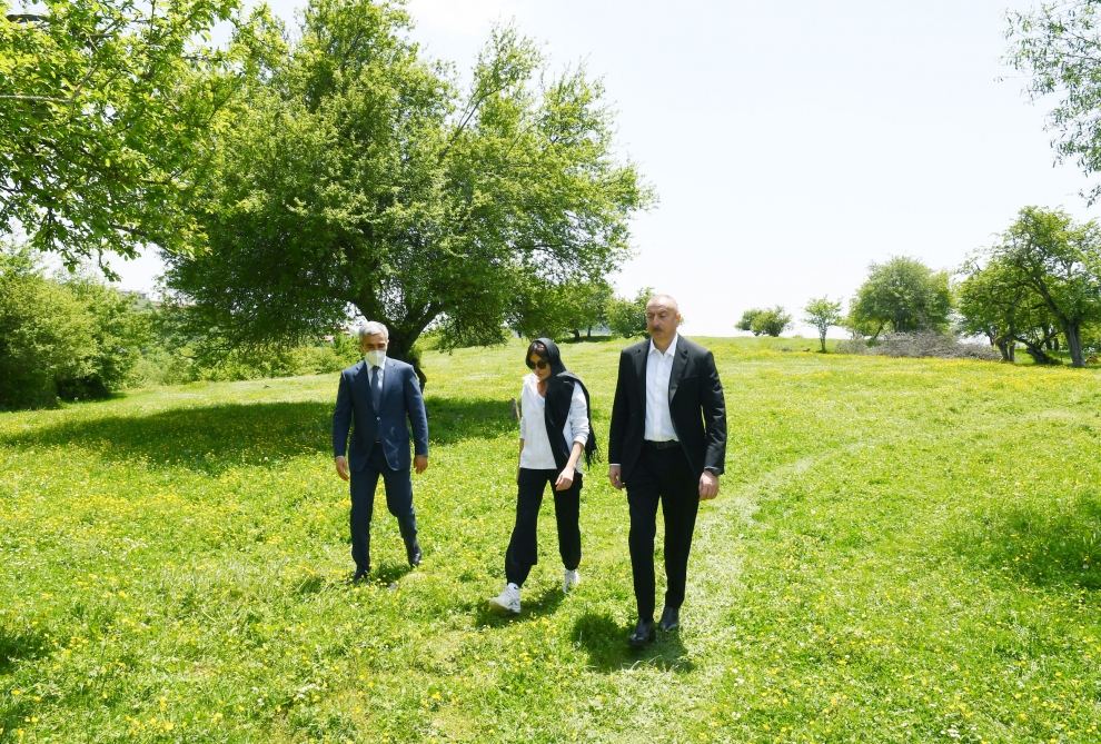 Prezident İlham Əliyev və birinci xanım Mehriban Əliyeva Şamaxıda Pir Ömər Sultan ziyarətgahında bərpa-konservasiya işləri ilə tanış olublar (FOTO/VİDEO) (YENİLƏNİB)